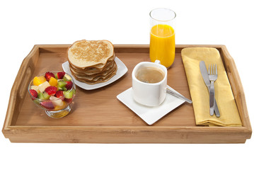 Desayuno en bandeja cafe con leche y crepes