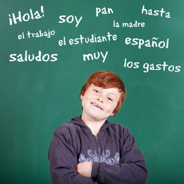 kleiner junge spricht spanisch