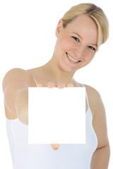 Junge Frau hält quadratisches Schild