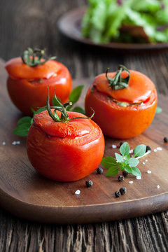 gefüllte rote Tomaten