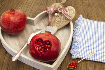 Granatapfel mit Herzausschnitt