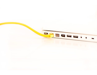 Netzwerkkabel in Laptop