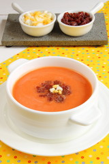 Salmorejo con jamón y huevo duro