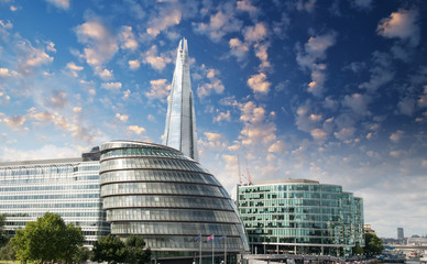 Nouvel hôtel de ville de Londres avec la rivière Thames et ciel nuageux, panoramique