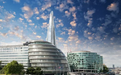 Foto op Plexiglas Het nieuwe stadhuis van Londen met de rivier van Theems en bewolkte hemel, panoramisch © jovannig