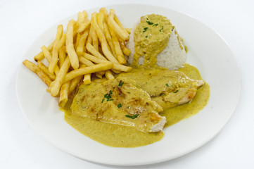 pollo al curry con arroz y patatas fritas