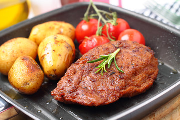 Veggie-Steak with potatoes - Veggie-Steak mit Kartoffeln
