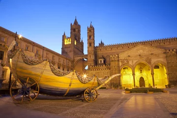 Fototapeten Palermo - Südportal der Kathedrale oder des Duomo in der Abenddämmerung © Renáta Sedmáková