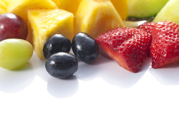 白背景にカットフルーツ