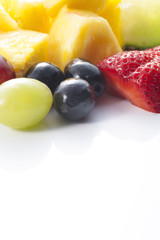 白背景にカットフルーツ