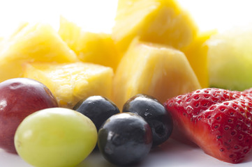 白背景にカットフルーツのアップ