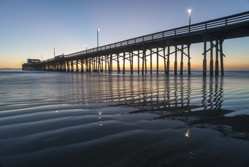 Obraz premium sylwetka molo na plaży w newport