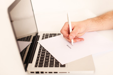 Laptop und Vertrag