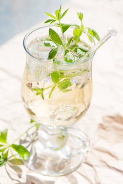 Maibowle mit frischem Waldmeister