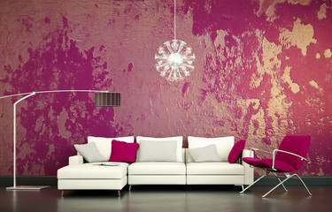 Sofa vor lila Wand