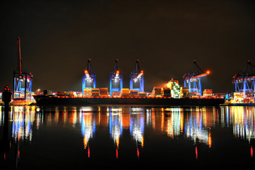 Containerschiffe bei Nacht