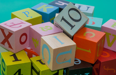 cubes lettres chiffres apprentissage
