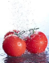 Crédence de cuisine en verre imprimé Éclaboussures deau tomate fraîche