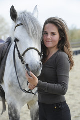 Femme jouant avec son cheval