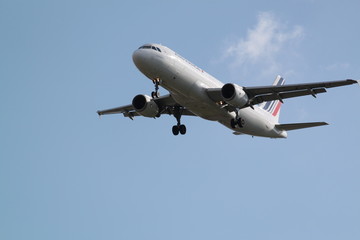 Fototapeta na wymiar Duży samolot pasażerski lecący w błękitne niebo