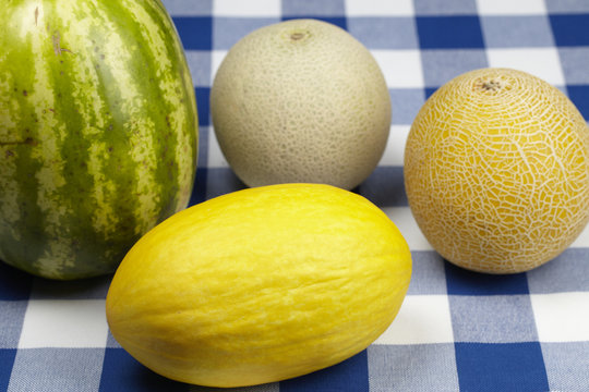 Melonen auf karierter Tischdecke