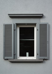 Modernes Fenster mit Klappladen