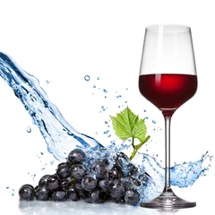 Foto op Aluminium Glas wijn met blauwe druif en waterplons die op wit wordt geïsoleerd © artjazz