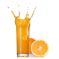 Foto op Plexiglas Opspattend water scheutje sap in het glas met sinaasappel op wit wordt geïsoleerd