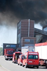 Großbrand, Industriebrand mit riesiger Rauchwolke, Feuerwehrwagen, Industriegebiet, Gewerbegebiet, Niedersachsen, Deutschland, Europa