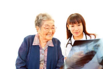 笑顔の高齢者と女医