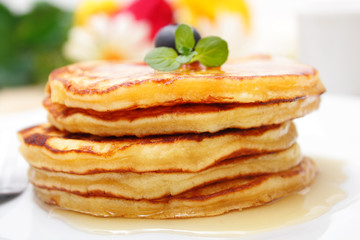 pancakes with maple syrup - Pancakes mit Ahornsirup