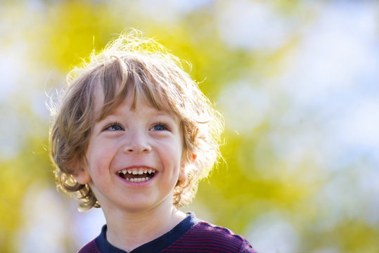 Lachendes Kind in der Sonne
