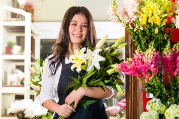 Crédence de cuisine en verre imprimé Fleuriste Fleuriste femme tenant un bouquet
