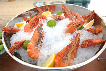 Prawns on Ice and lemon