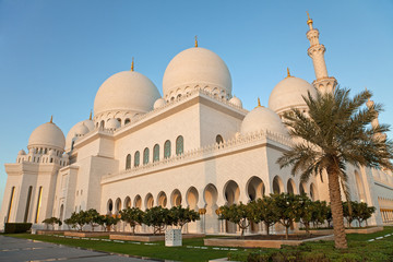 Fototapeta na wymiar Abu Dhabi Sheikh Zayed Mosque Exterior in the daylight