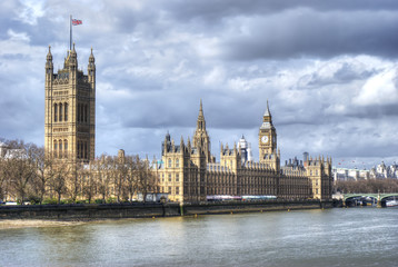 Fototapeta na wymiar Domy Parlamentu i Big Ben z rzeki Tamizy