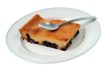 Une part de far aux pruneaux dans l'assiette