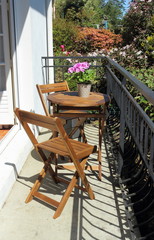 Mobilier de balcon. Table et chaises en bois sur le petit balcon.