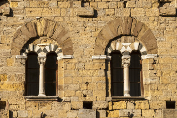 Fototapeta na wymiar Volterra (Pisa) - Dwa okna wielodzielne