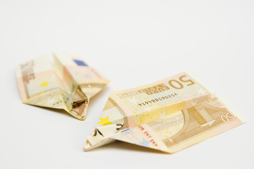 Obraz na płótnie Canvas dos aviones de papel hechos con billetes de cincuenta euros