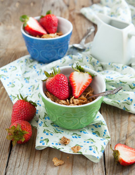 Healthy breakfast. Wholegrain cereals and fresh strawberries. Se
