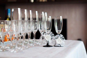 Бокалы на столе