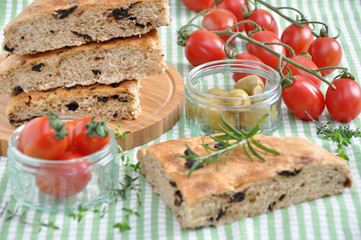 Focaccia, italienisches Weißbrot mit Kräutern und Zwiebeln