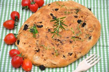 Focaccia, italienisches Weißbrot mit Kräutern und Zwiebeln