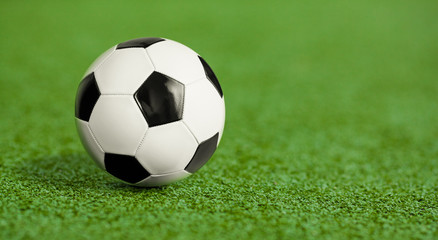 Fototapeta na wymiar Piłka nożna na zielonej trawie zabaw