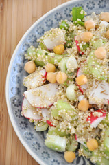 Quinoa Salat mit Kichererbsen, Radieschen und Gurke