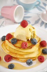 Pancakes mit Beeren und Eis