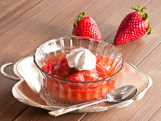 Rhabarber-Erdbeer-Kompott mit frischen Erdbeeren