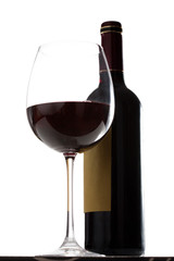 Copa de vino tinto y botella