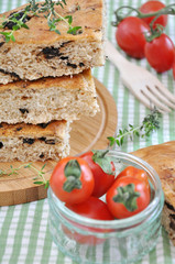 Focaccia, italienisches Weißbrot mit Kräutern und Zwiebeln